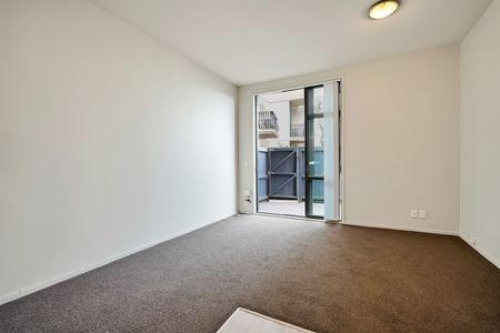 One Bedroom With Tandem Car Park - Photo 3