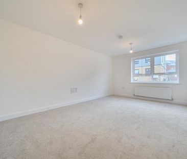 4 bedroom detached house to rent - Photo 3