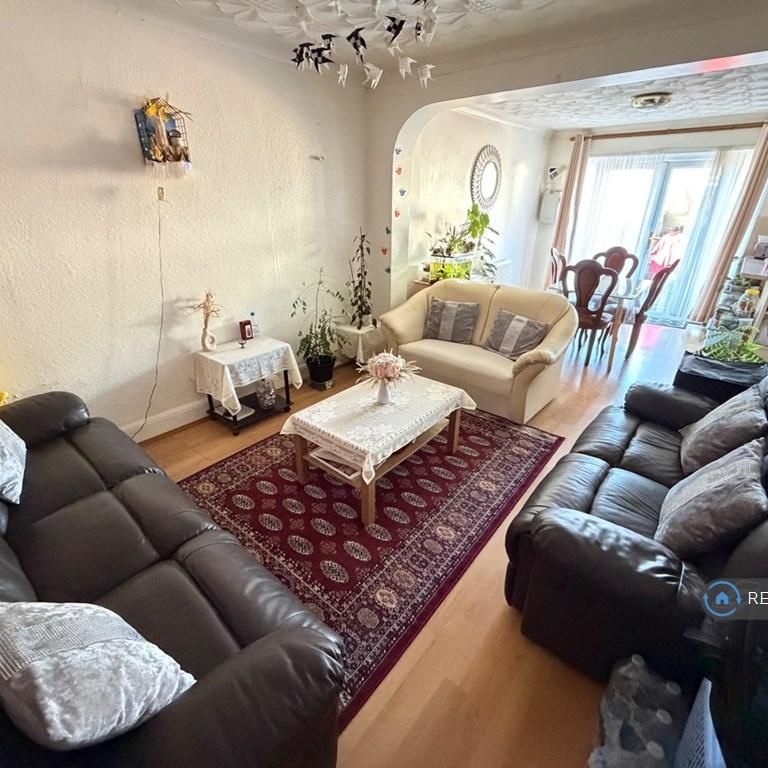 4 bedroom semi-detached house to rent - Photo 1