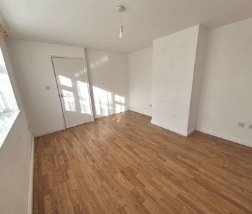 3 bedroom end of terrace house to rent - Photo 3