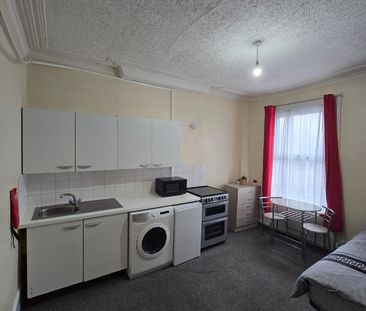 Studio Flat, Bowes Road, N13 - Photo 1