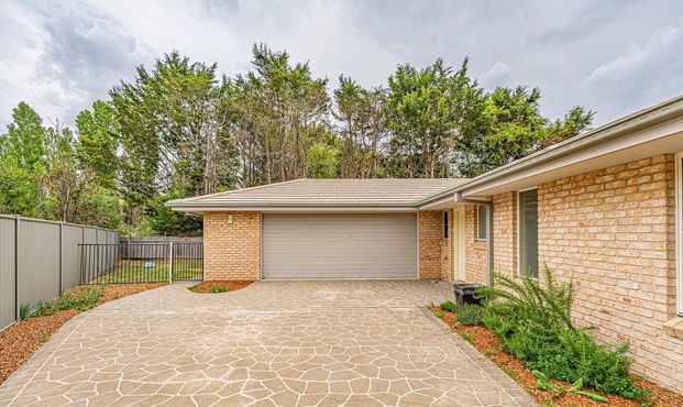 Large & Spacious Home - Photo 1