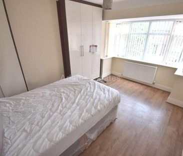 Erleigh Court Gardens, Reading, RG6 - Photo 3