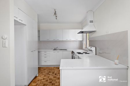 SPACIOUS FAMILY HOME + CENTRAL CLEVELAND + OUTDOOR ENTERTAINING OVERLOOKING THE SPARKLING POOL - Photo 5