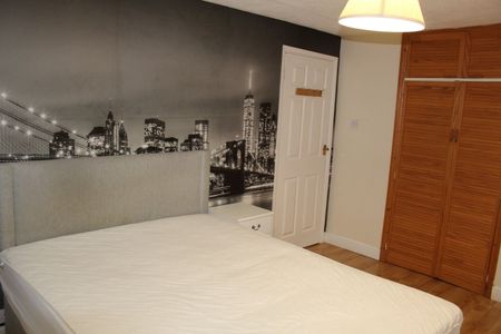 3 Bed Terraced House, Circuit Lane, RG30 - Photo 3