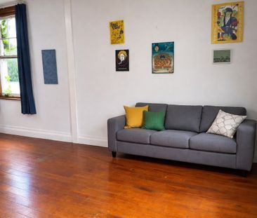 Charming 2 Bedroom Character Apartment in Epsom - Photo 2