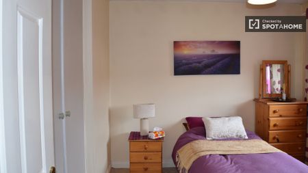 Beautiful room in 3-bedroom apartment in Lucan, Dublin - Photo 3