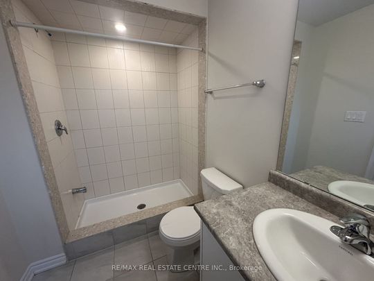 Townhouse For Lease | X8130120 - Photo 1