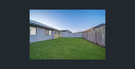 SPACIOUS FOUR-BEDROOM HOME WITH ALFRESCO LIVING - Photo 5