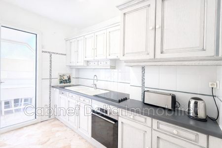 Location Appartement 3 pièces 89m² SANARY SUR MER 83110 - Photo 4