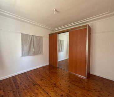 Three bedroom house in a perfect location for lease now! - Photo 2