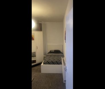 2 Bed Flat, Stapleton Road, BS5 - Photo 3