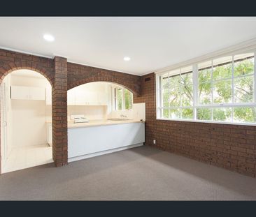 A SPACIOUS APARTMENT WITH A SPANISH INFLUENCE. - Photo 3