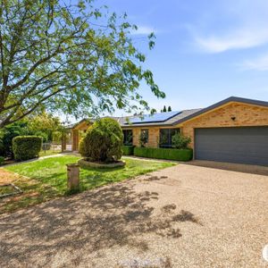 Spacious & Freshly Renovated - Photo 2