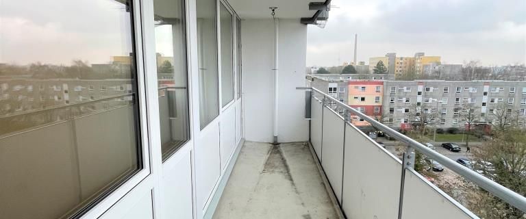 Schöne Aussicht inklusive - teilsanierte 3-Zimmer-Wohnung mit Balkon! - Foto 1