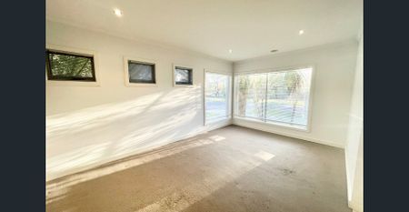 🏡 Fantastic Family Living by the Park! - Photo 2