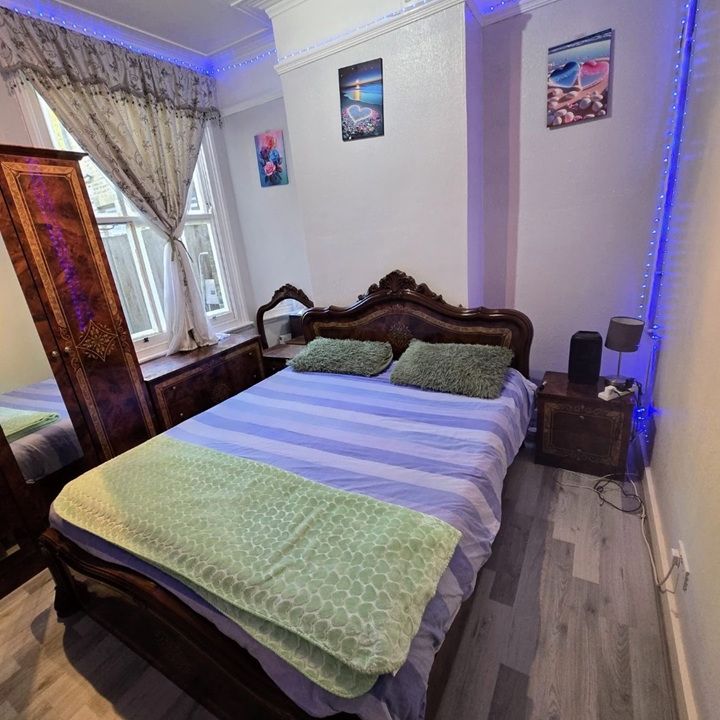 Room in a Shared Flat, Oxenford Street, SE15 - Photo 1