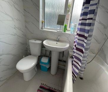 Room in a Shared House, Clifford Road, E16 - Photo 5