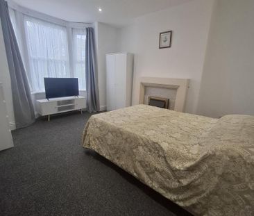 1 bedroom in a house share to rent - Photo 2