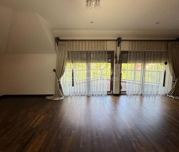 Large Expansive House with Five Bedrooms - AISB - Photo 6