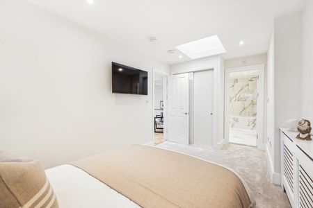 3 bedroom house in South Kensington - Photo 3