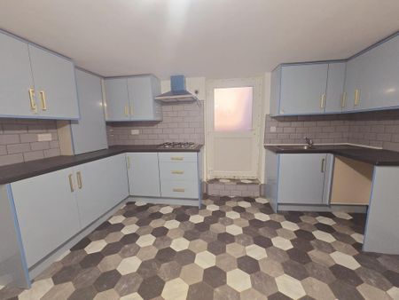 2 bedroom terraced house to rent - Photo 4