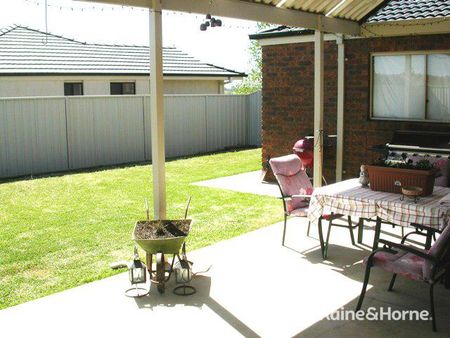 COMFORTABLE FAMILY LIVING - Photo 4