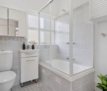 Light & bright stylish apartment in prime Balgowlah location - Photo 4