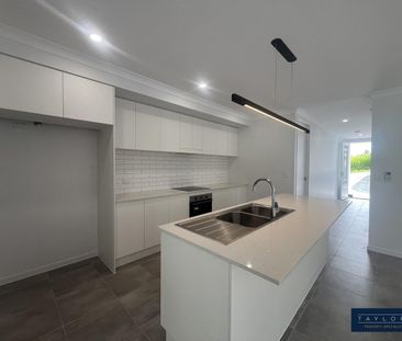Modern & Stylish 4-Bedroom House for Rent in Cannonvale - Photo 6