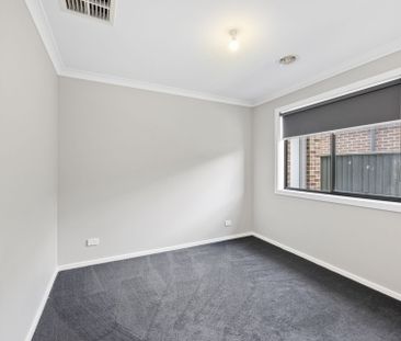 8 Yates St, Lucas VIC 3350 - Photo 2