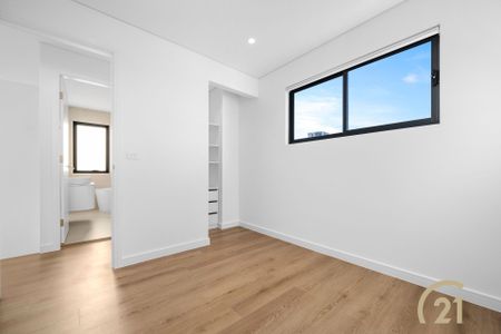 Modern & Spacious Three Bedroom Living - Photo 2