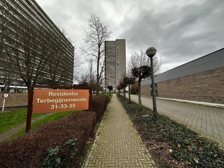 Ruim gelijkvloers appartement met 2 slaapkamers en parking - Photo 2