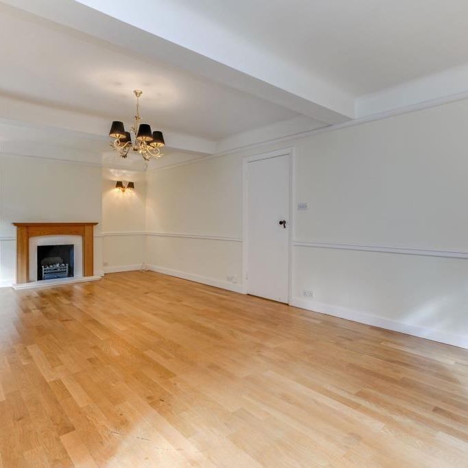 Fairwinds, 12 Oakfield Glade, Weybridge, Surrey, KT13 - Photo 1