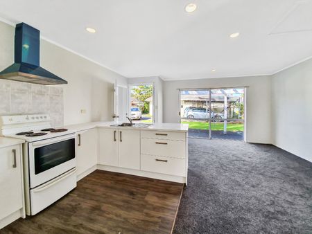 Water included! 2 Bedroom/1 Study Flat in Takapuna - Photo 2