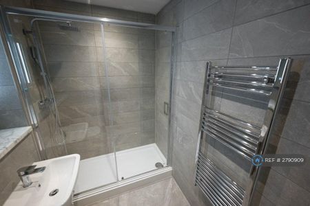 2 bedroom flat to rent - Photo 3