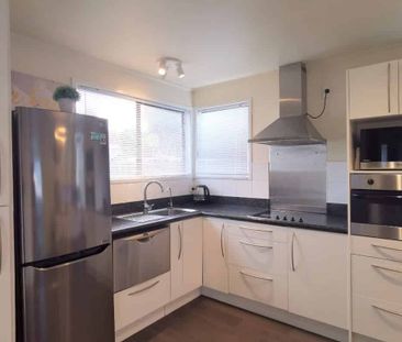 Three bedroom family home - Photo 5