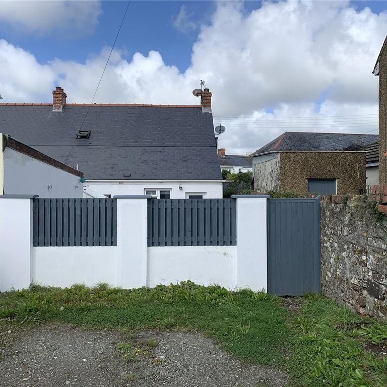 2 bedroom end of terrace house to rent - Photo 1