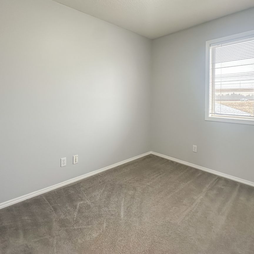 3+1 Bed Home With Finished Basement & Private Fenced Yard In Mc Kenzie Towne. - Photo 1