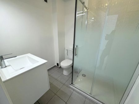 Location Appartement 2 pièces 43m² NICE 06300 - Photo 3