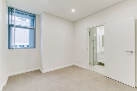 Modern North-Facing Apartment in Prime Gordon Location - Photo 4
