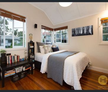 Stunning five bedroom home in the heart of Holland Park - Photo 1