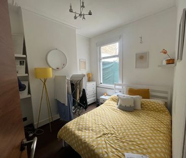 2 Bed Maisonette, London, E6 - Photo 2