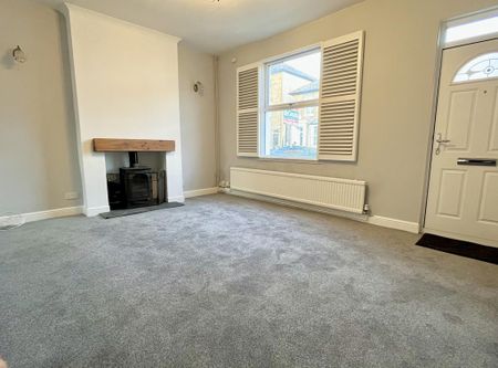 2 bedroom end of terrace house to rent - Photo 2