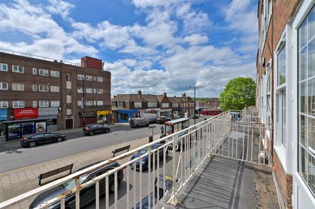 Fully furnished - Neutrally decorated and well maintained two bedroom first floor apartment, centrally located for Northwood station and shops. Available Now. - Photo 5