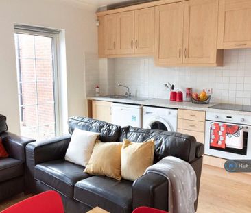 4 bedroom flat to rent - Photo 1