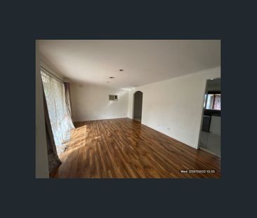 4 BEDROOM HOUSE IN GREAT LOCATION!!! - Photo 1