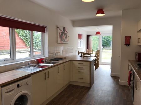 Manor Court Road, Nuneaton - - Photo 3