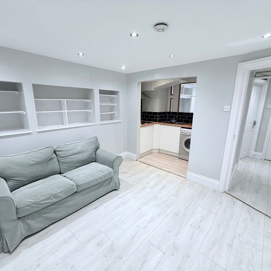 1 Bed Flat, Cann Hall Road, E11 - Photo 1