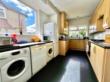 4 bedroom semi-detached house to rent - Photo 2
