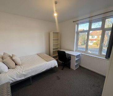 1 bedroom in a house share to rent - Photo 2